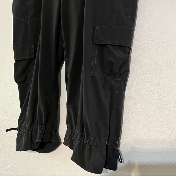 Athleta Black Capri Mid Rise Dipper Cargo Adjustable Pants size 12T Women’s - Picture 2 of 7